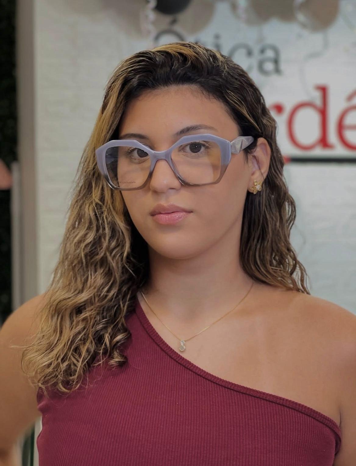 Cliente da Ótica Gardês usando armação statement em acetato